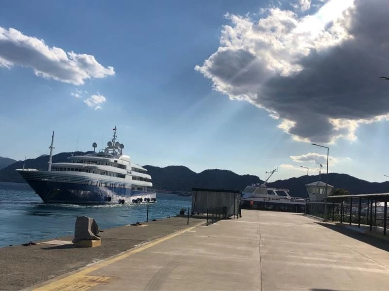 92 metrelik mega yat yakıt ikmali için Marmaris Limanına uğradı
