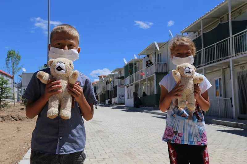 Konteyner kentte kalan çocukların, yüzü hediye oyuncaklarla güldü
