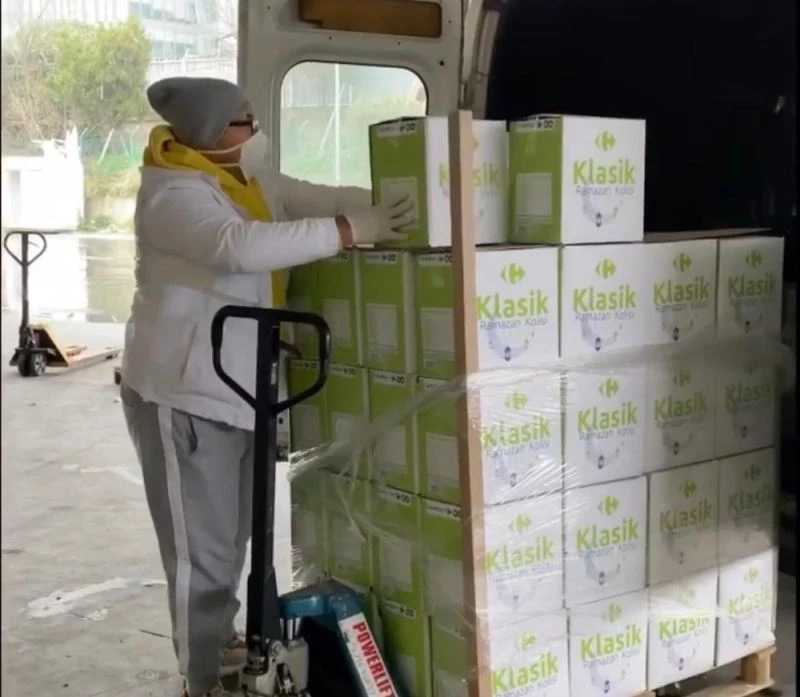 Sosyal medya fenomeni Aytuğ Ergen, “1 kilo toz şeker” dağıtacağını söyleyerek gerçek ihtiyaç sahiplerine ulaştı
