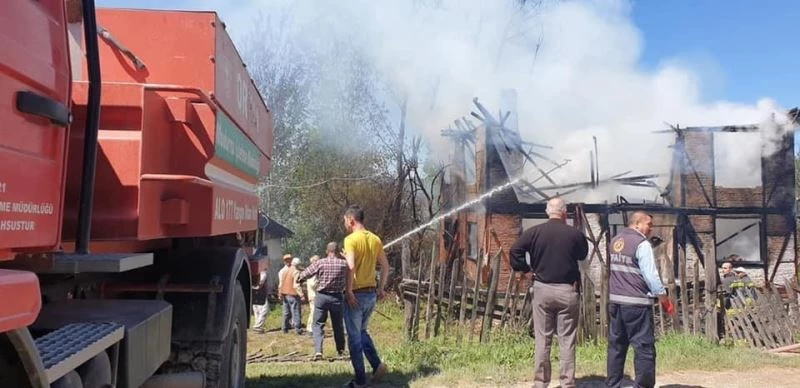 Bayram sabahında yangın evlerini küle çevirdi
