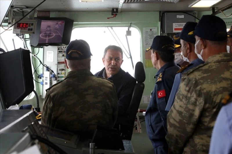 Bakan Akar ve komutanlar İskenderun Deniz Üs Komutanlığı’nda bahriyelilerle bayramlaştı
