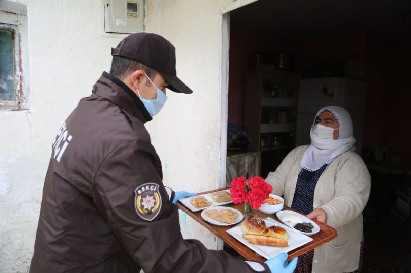 Vefalı ellerden, çiçeklerle süslenmiş bayram kahvaltısı
