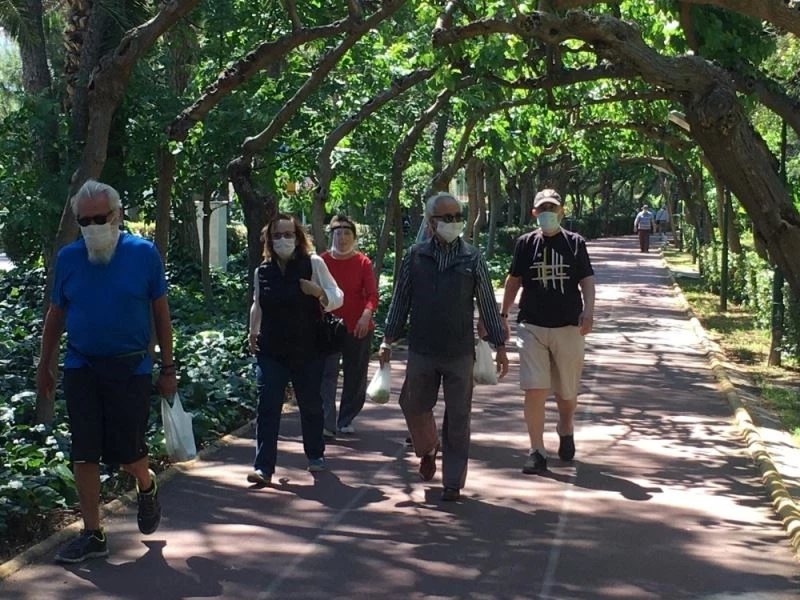 İzmir’de 65 yaş üstü vatandaşlar iznin tadını çıkardı
