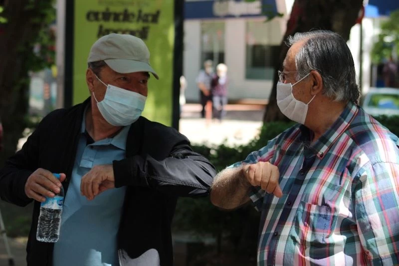 Çocukları ile kutlayamadıkları Ramazan Bayramı’nı arkadaşları ile geçiriyorlar
