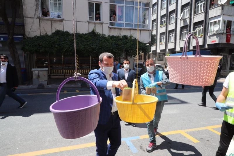 Zeytinburnu sokaklarında fesleğen kokulu bayram coşkusu
