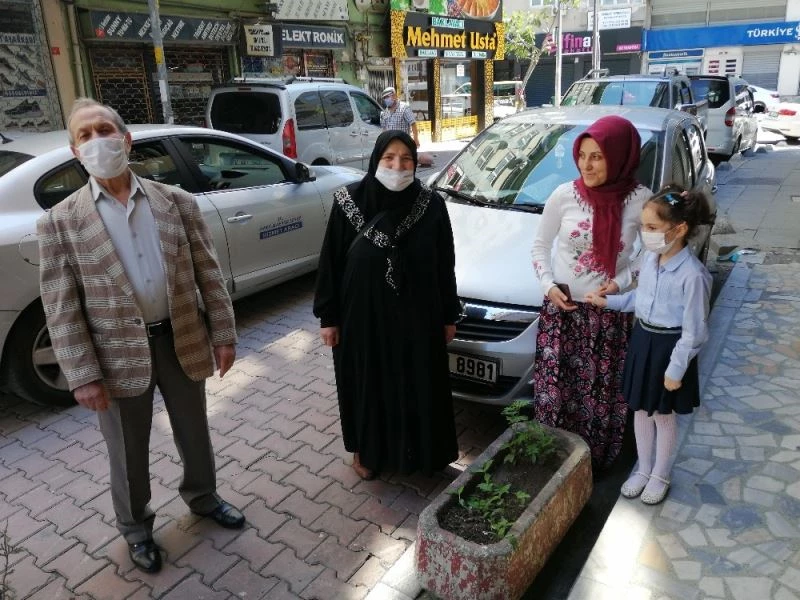 (ÖZEL) Roller değişti, bu bayram dedeler ve nineler torunlara gitti
