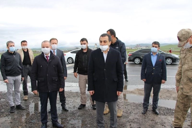 Kars Valisi kontrol noktalarında görevli güvenlik güçleriyle bayramlaştı
