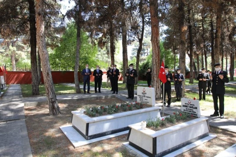 Vali Şıldak şehitliği ziyaret edip  görev başındaki personel ve yaşlılarla bayramlaştı
