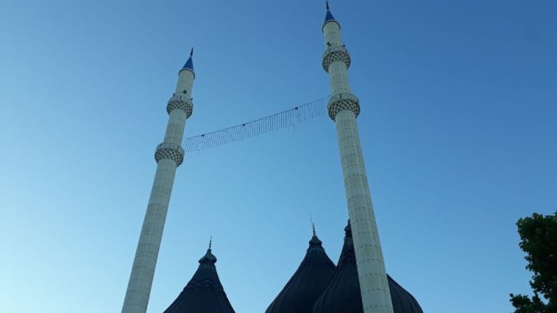 Bayramda boş kalan camilerin minarelerinden tekbir sesleri yükseldi
