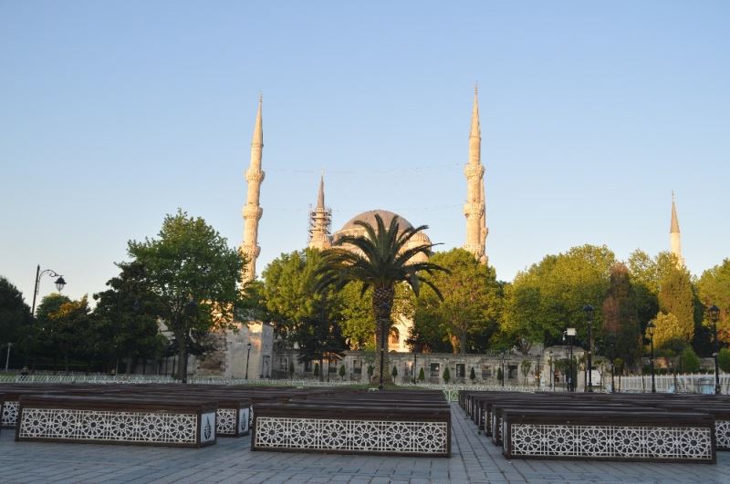İstanbul’da bayram sabahı dolup, taşan camiiler ve meydanlar boş kaldı
