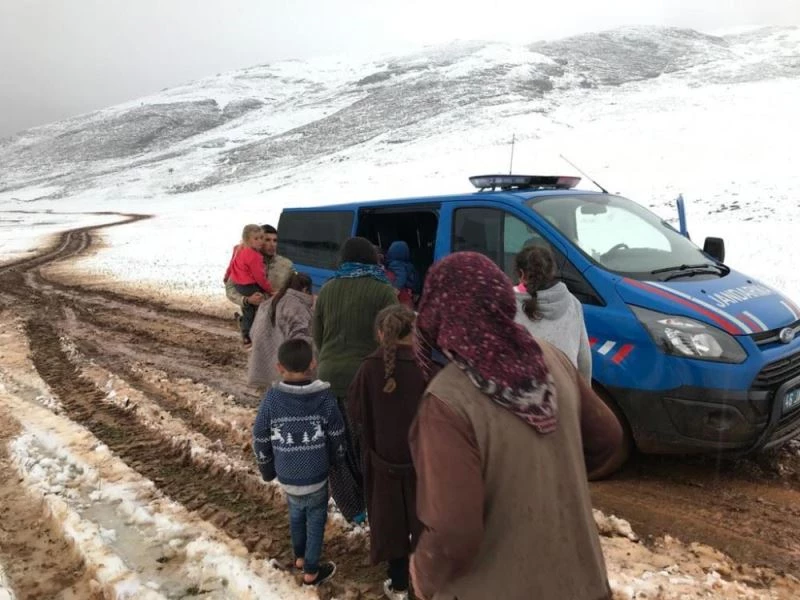 Kahramanmaraş kar yağışı nedeniyle mahsur kalan 30 yaylacı kurtarıldı