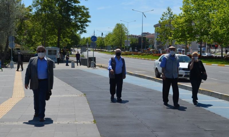 Sokağa akın eden yaşlılar: “2 ay, 3 ayda içeride kalsak sonumuz huzurlu olsun”
