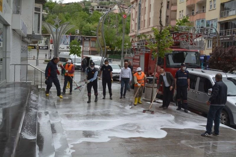 Hakkari cadde ve sokakları köpüklü suyla yıkandı
