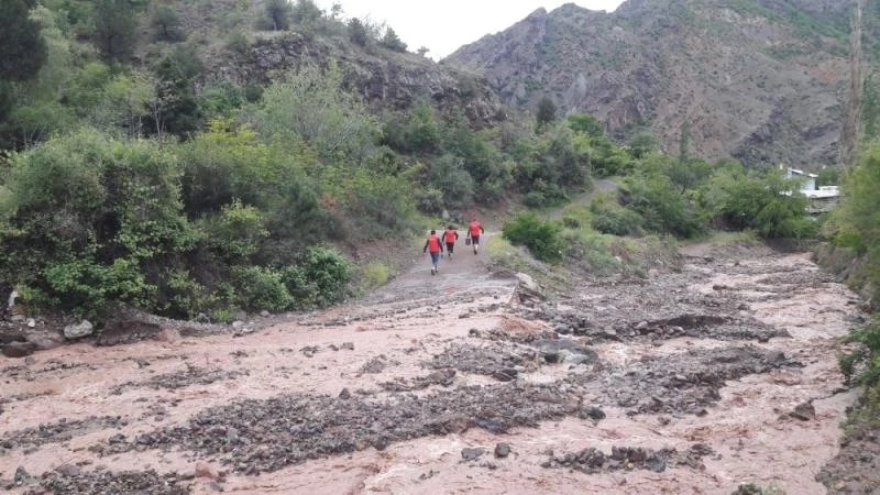 İhtiyaç sahiplerine yemek götürmek için paçaları sıyırıp dereleri geçtiler
