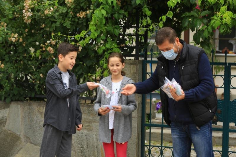 Sındırgı’da bayramda mendil yerine çocuklara özel maske
