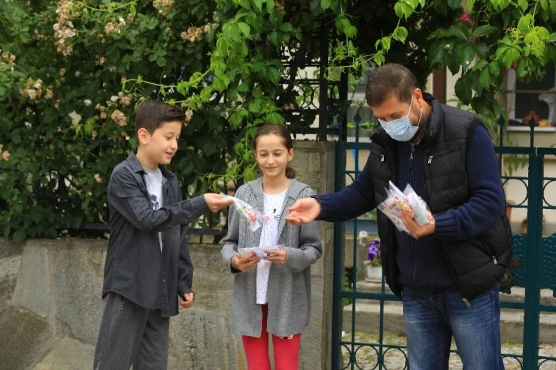 Sındırgı’da bayramda mendil yerine çocuklara özel maske
