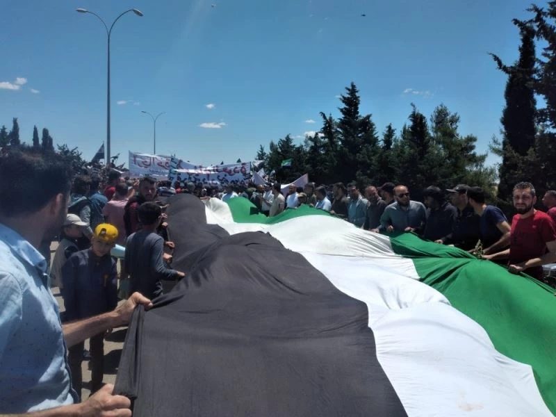 İdlib’de siviller rejimi protesto etti
