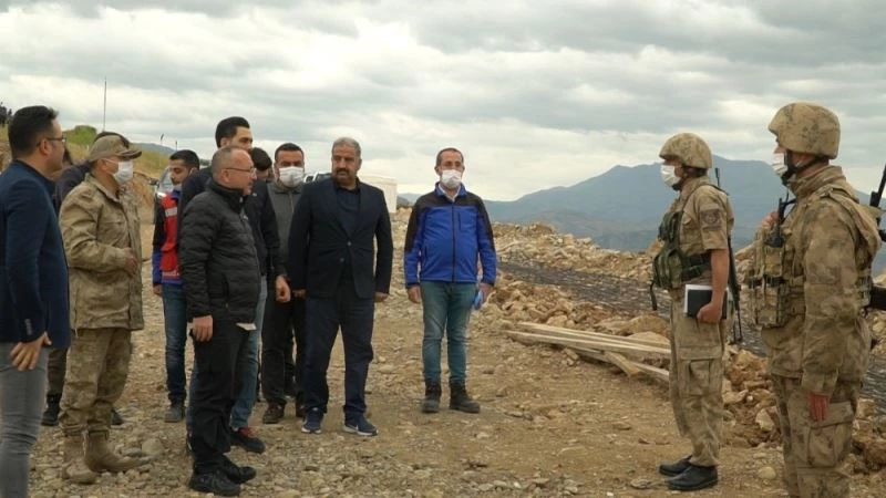 Vali Atik, üs bölgesindeki Mehmetçikle bayramlaştı
