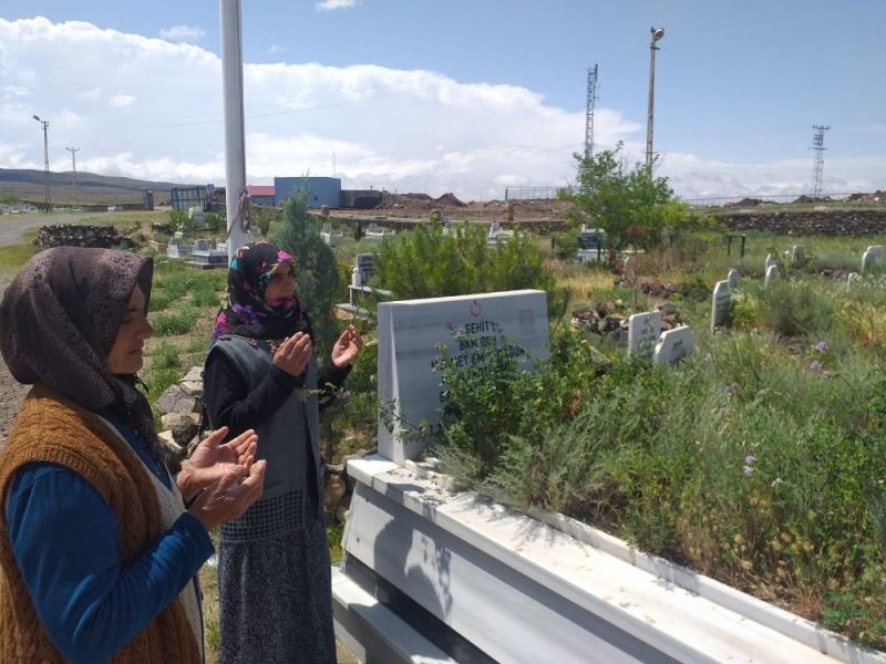 Iğdır’daki şehit oğlunun mezarını Kaymakam sayesinde ziyaret etti
