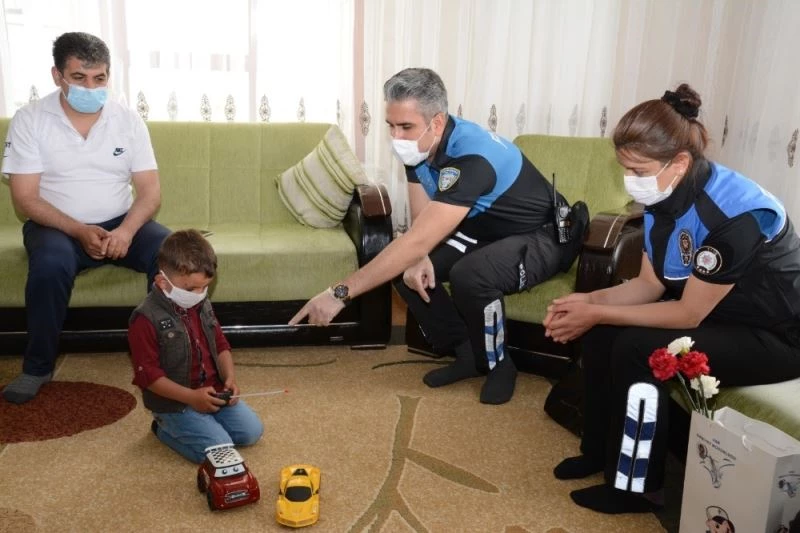 Polisi görünce merdivenin altına saklanan çocuğa bayram sürprizi
