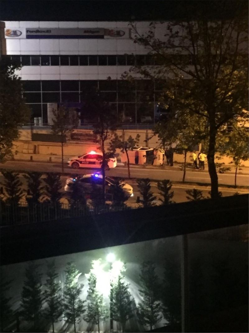 Sancaktepe’de korkutan kaza; Polis aracı yan yattı
