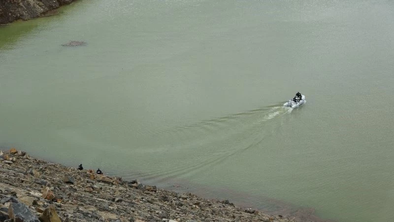Baraj göletine iş makinesiyle düşen operatörün arama çalışmalarına yeniden ara verildi
