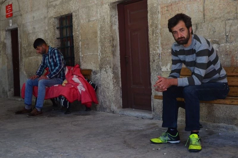 Kısıtlamada camiye sığındılar
