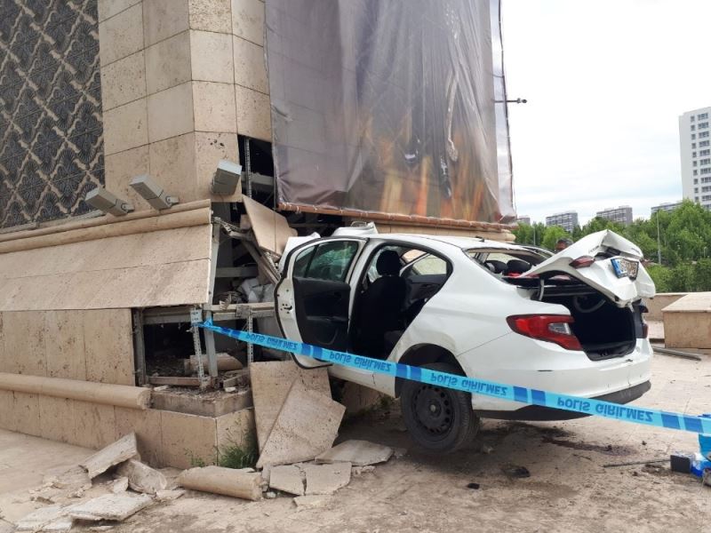 Başkentte jandarmadan kaçan araç şehrin giriş kapısına ok gibi saplandı: Kazada 1 kişi öldü
