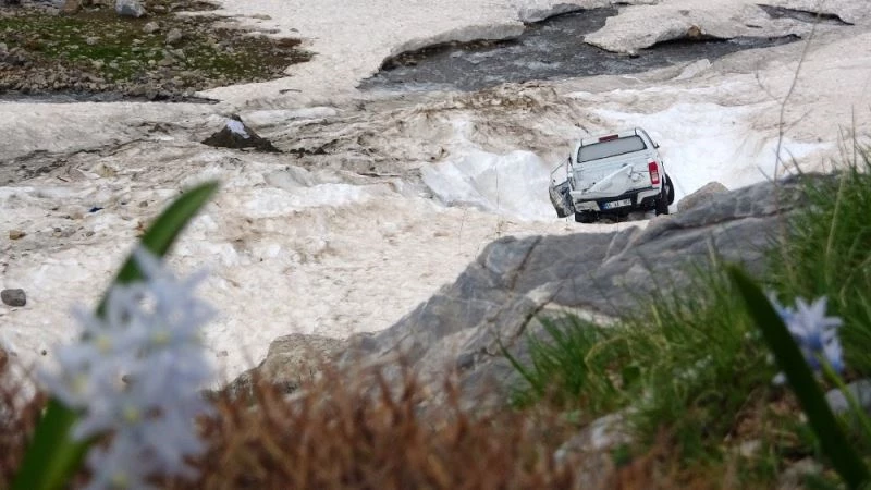 Çığ faciasında kar altında kalan araçlar karların erimesiyle ortaya çıktı
