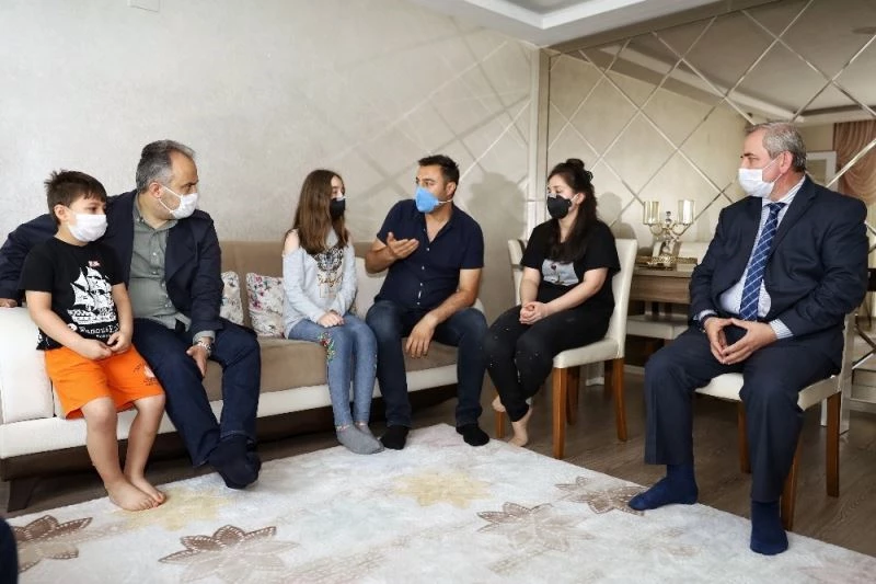 Bursa’da seyyar satıcıların darp ettiği zabıtaya ziyaret
