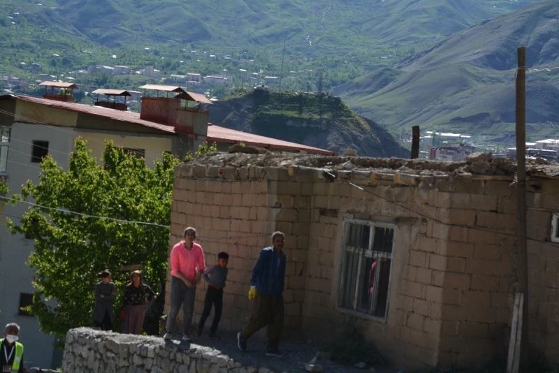 Fırtınanın uçurduğu çatı 2 evde hasara yol açtı
