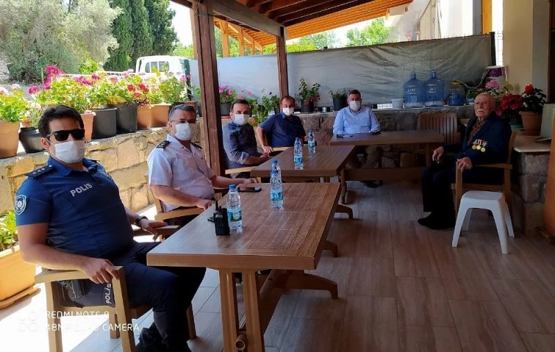 Çeşme protokolü, Kore gazisini ziyaret ederek bayramlaştı
