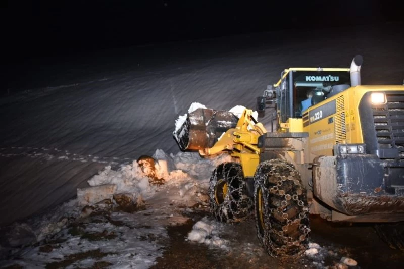 Yaylada kar nedeniyle mahsur kalan çobanın imdadına yetiştiler
