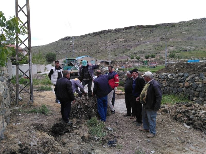 (Özel) Yuvası yıkılan leyleklere mahalleli yeni yuva kurdu
