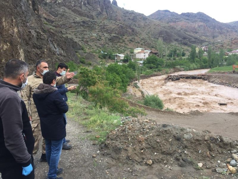 Kaymakam Eker, sel sonrası bölgede incelemelerde bulundu
