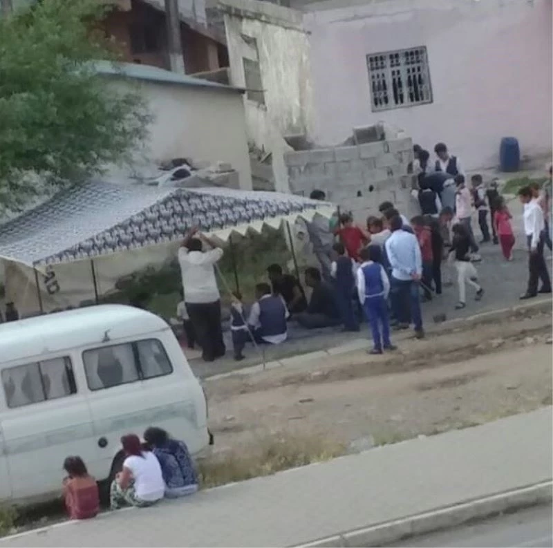 Yasağa rağmen orkestra kurup göbek attılar
