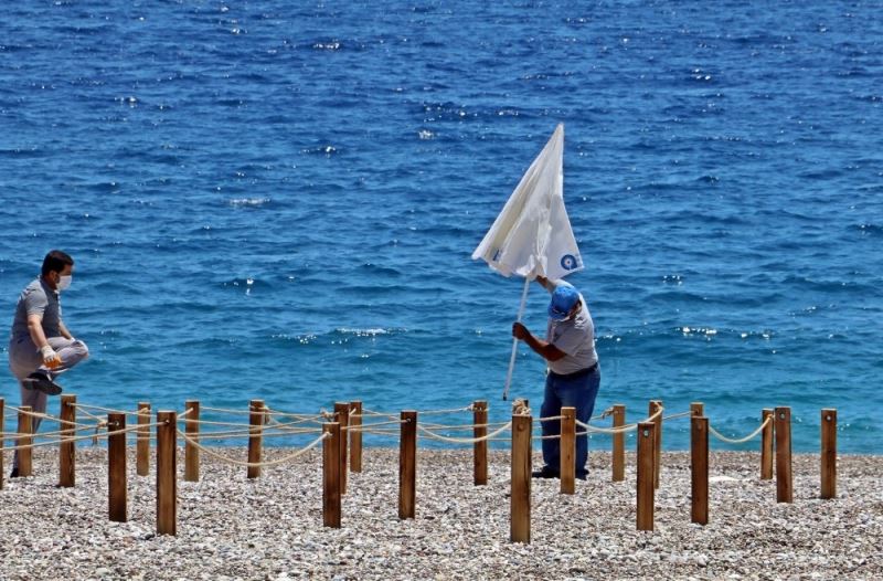 Dünyaca ünlü sahilde şezlong ve şemsiyeler sosyal mesafeli yeni düzene göre yerini aldı
