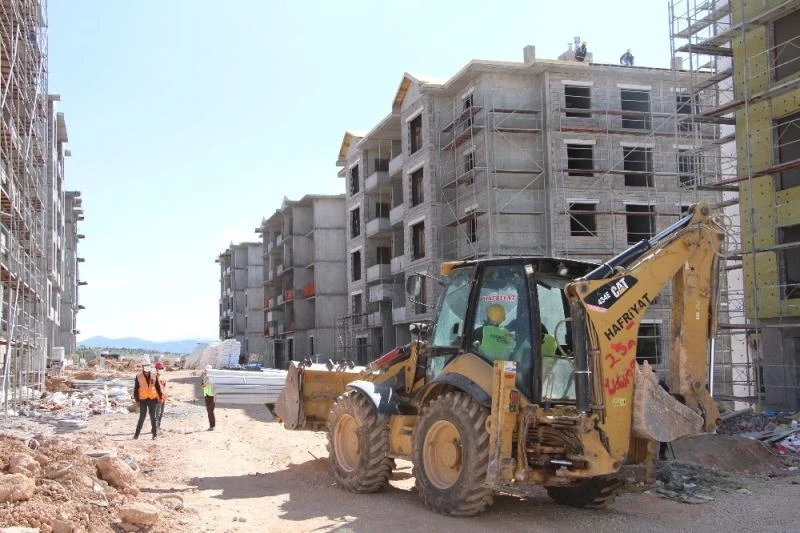 Depremzede konutları için işçiler bayramda da mesaide
