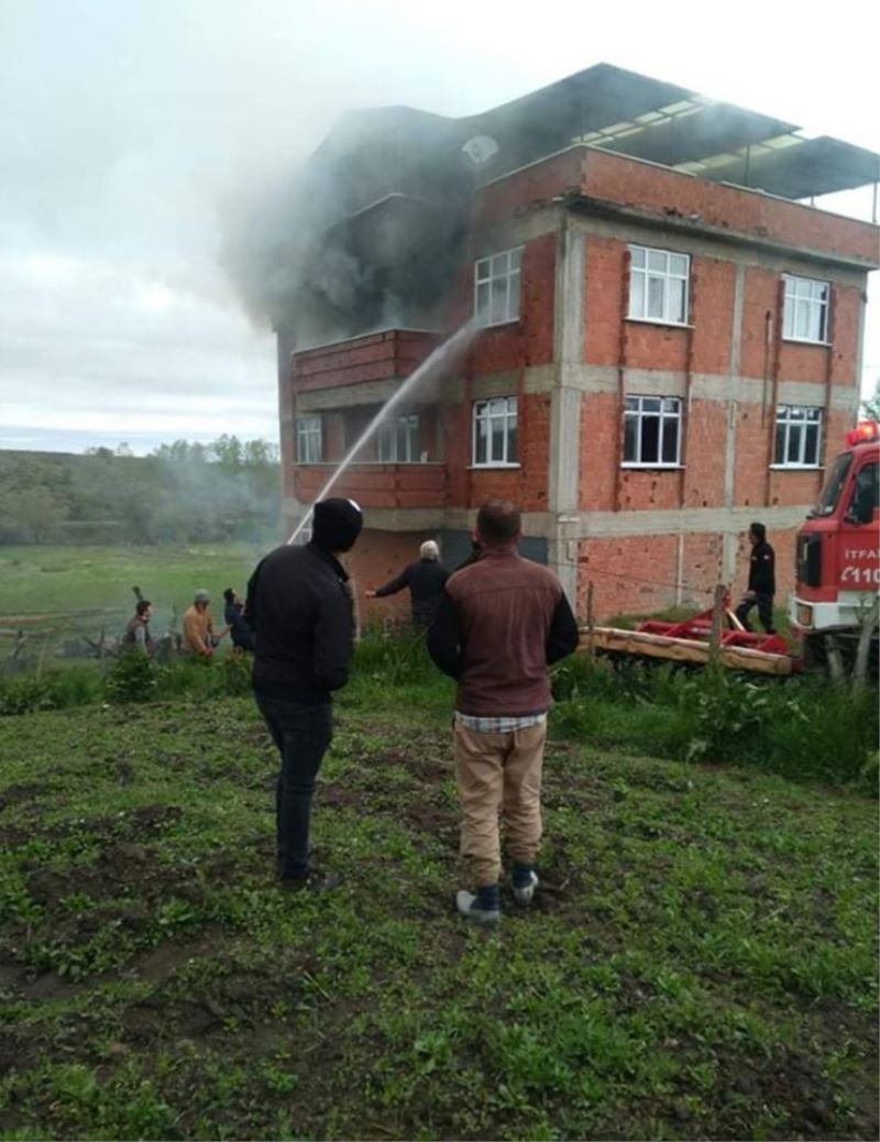 Devrekani’de 3 katlı evin çatısında yangın çıktı
