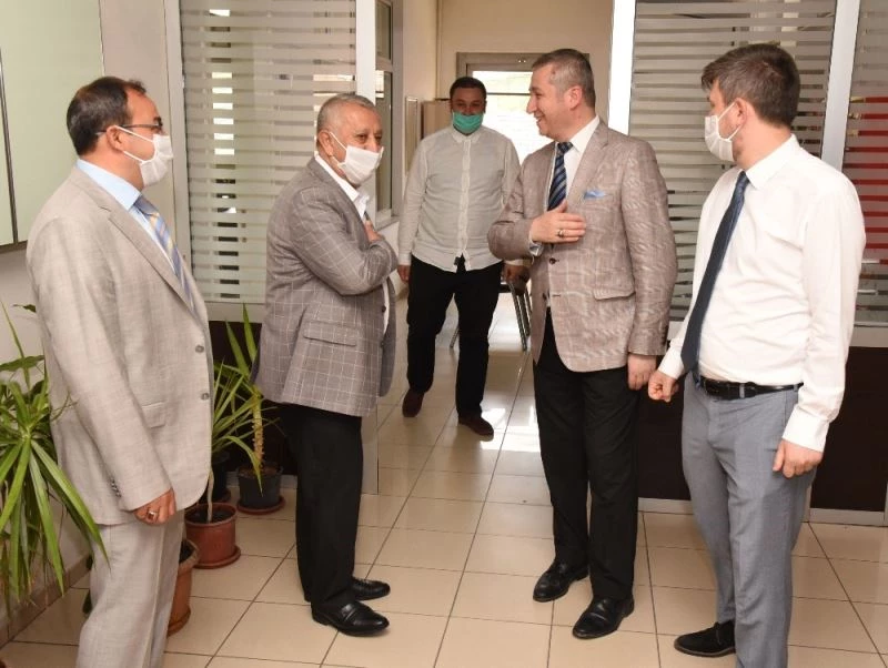 Belediyede sosyal mesafe kuralına uyarak bayramlaşma
