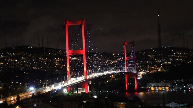 İstanbul’un köprüleri Azerbaycan bayrağı renklerine büründü
