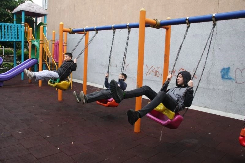 0-14 Yaş arası çocuklar iznin başlamasıyla parklara çıktı
