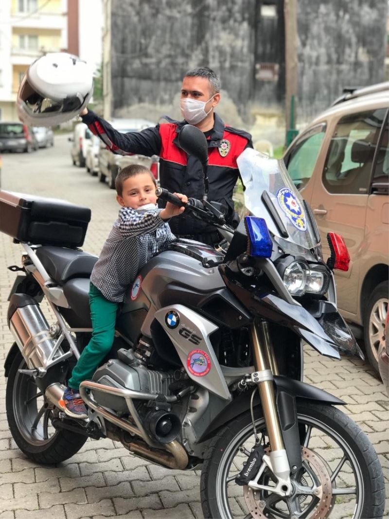 Polis sireni korkusunu doğum gününde yendi
