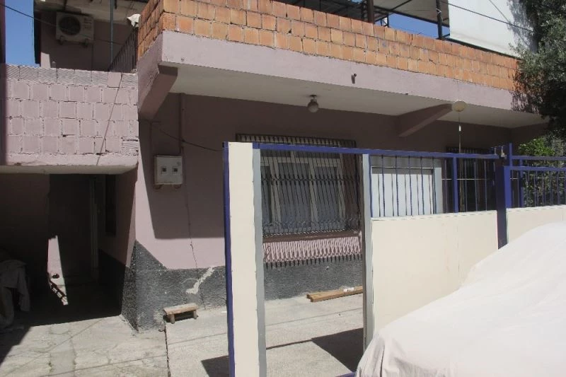 Dövdüğü eşini kurtarmaya gelen babası ile ağabeyini bıçakladı
