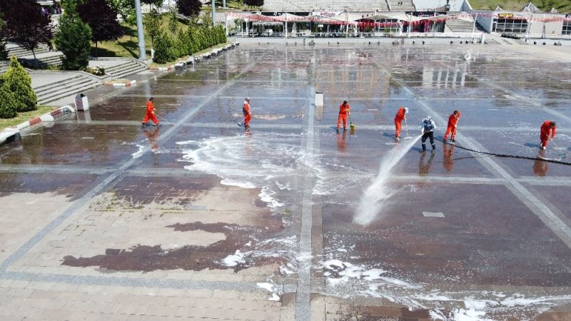 Türkiye’nin en büyük meydanlarından biri, Cuma Namazı için yıkanıp dezenfekte edildi
