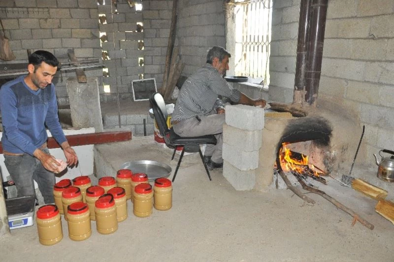 Değirmende susamı öğütüp tahin üretiyor, alan bir daha alıyor
