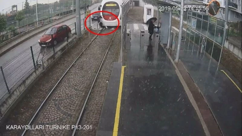 Dikkatsizliklerini az daha canlarıyla ödeyeceklerdi
