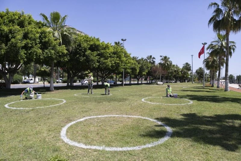 Mersin’de sahil bandına sosyal mesafe çemberi
