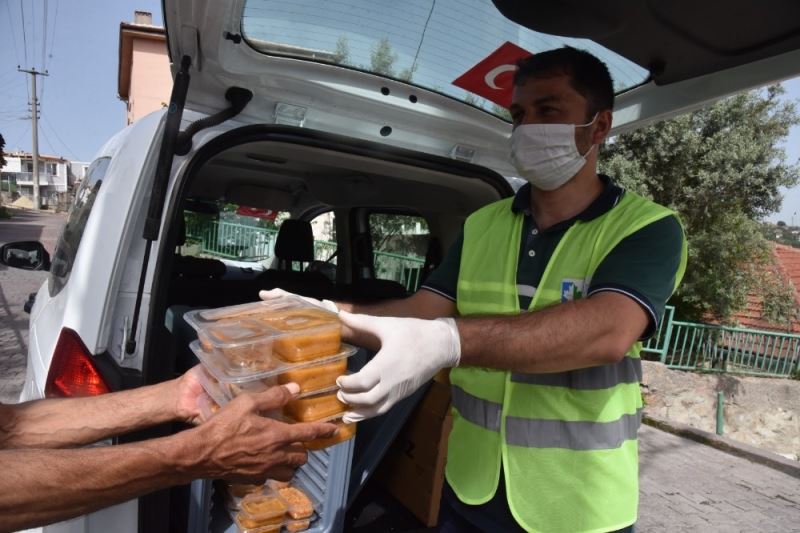 İzmit’te 12 bin 221 tabldot yemek dağıtıldı
