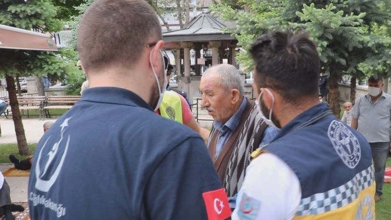 Cami bahçesinde bayıldı, Cuma’yı terk etmemek için hastane gitmek istemedi

